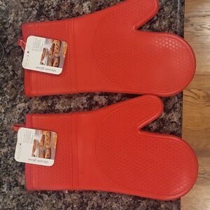Viovia lot of 2 silicone glove RED NEw with tags safe up to 450 degrees